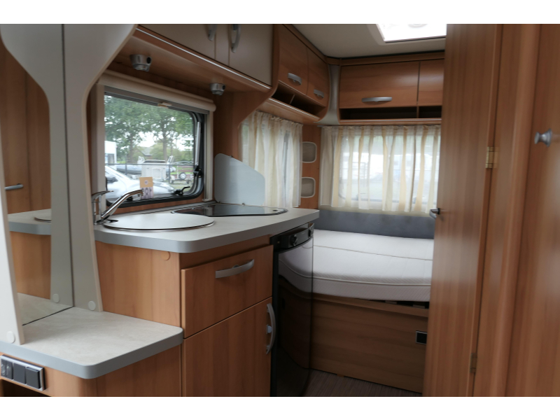Eriba Nova Light 425 mover en voortent  foto: 11