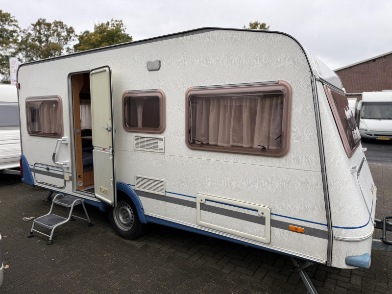 Knaus Blue Line 450 TK STAPELBED VASTBED RONDZIT  hoofdfoto: 1