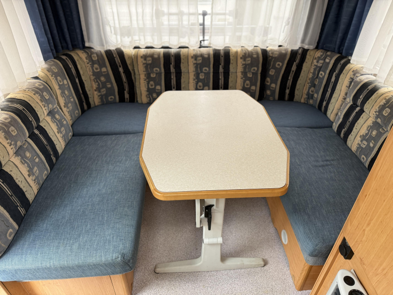 Knaus Blue Line 450 TK STAPELBED VASTBED RONDZIT  foto: 3