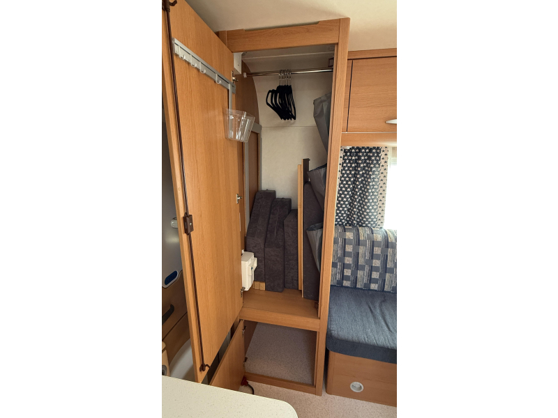 Knaus Sport 420 QD treinzit vast bed toilet  foto: 4