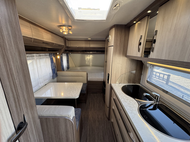 Hobby De Luxe 490 KMF met STAPELBED **6 Slaapplaatsen/Mover/1e eigenaar//Lichtmetalen velgen black/2x zonnepaneel/Autark/Nette caravan foto: 13
