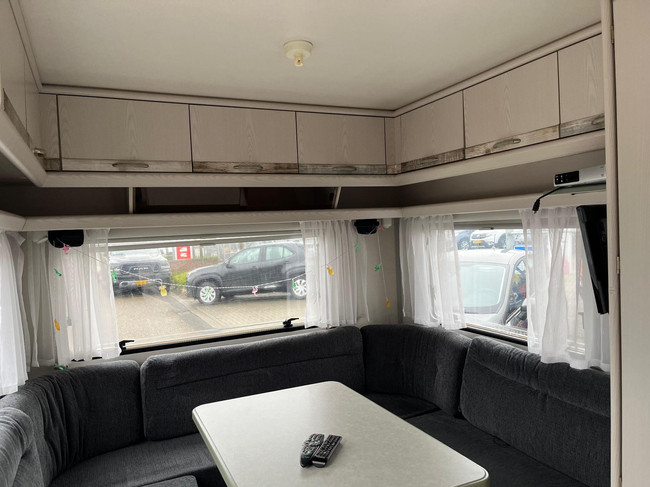 Knaus Sport 2404 | Voortent | Halfautomaat mover | Vastbed | Dinette (rondzit) | Kachel | Casette toilet | Imperiaal/ladder foto: 8
