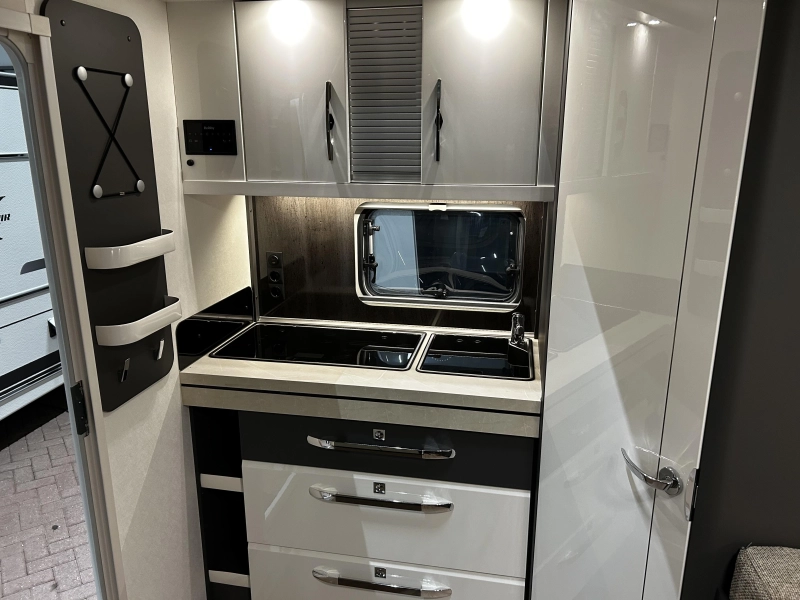 Hobby Excellent 460 SL Met mover en luifel  foto: 5