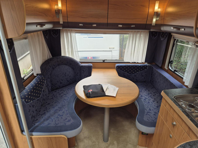 Bürstner 525 TS Belcanto Queens bed kleine voortent foto: 8
