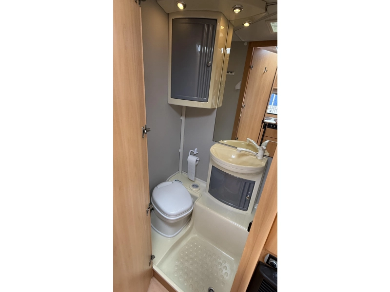 Dethleffs Summer Edition 430 DB vast bed rondzit toilet  foto: 4