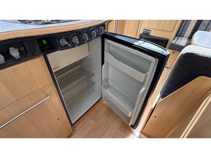 Dethleffs Camper 440 DB treinzit vast bed toilet  foto: 9