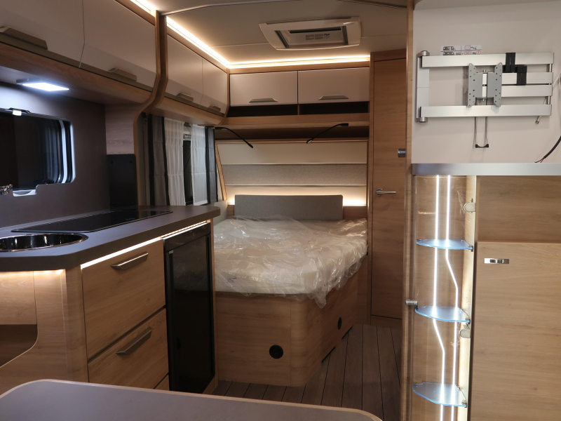 Knaus Sudwind Black Selection 450 FU FRANS BED / RONDZIT  foto: 3