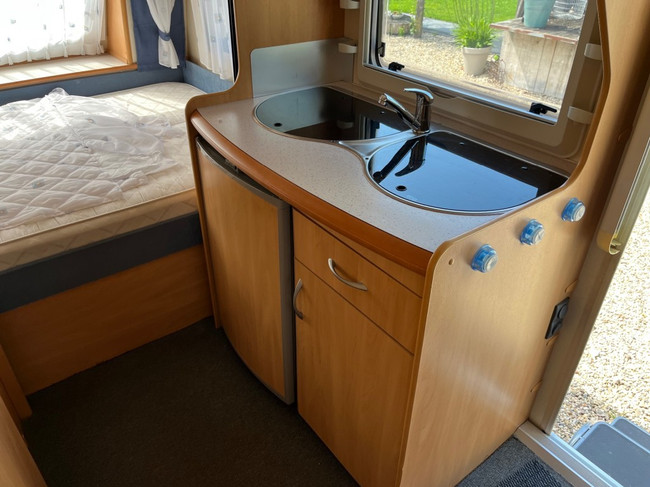 Hobby 450 De Luxe Easy vast bed , rondzit foto: 10