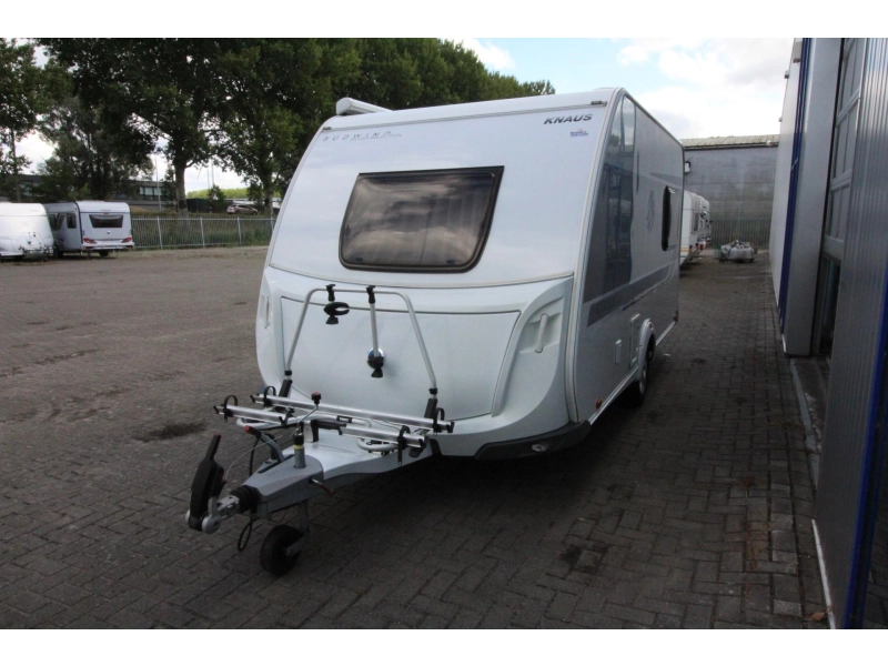 Knaus Sudwind Silver Selection 420 QD Mover Thule 6300 Voortent  foto: 4