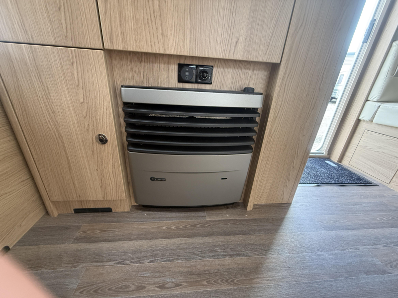 Bürstner Averso Plus 500 TS VOORTENT/HEFBED/6PERSOONS  foto: 12