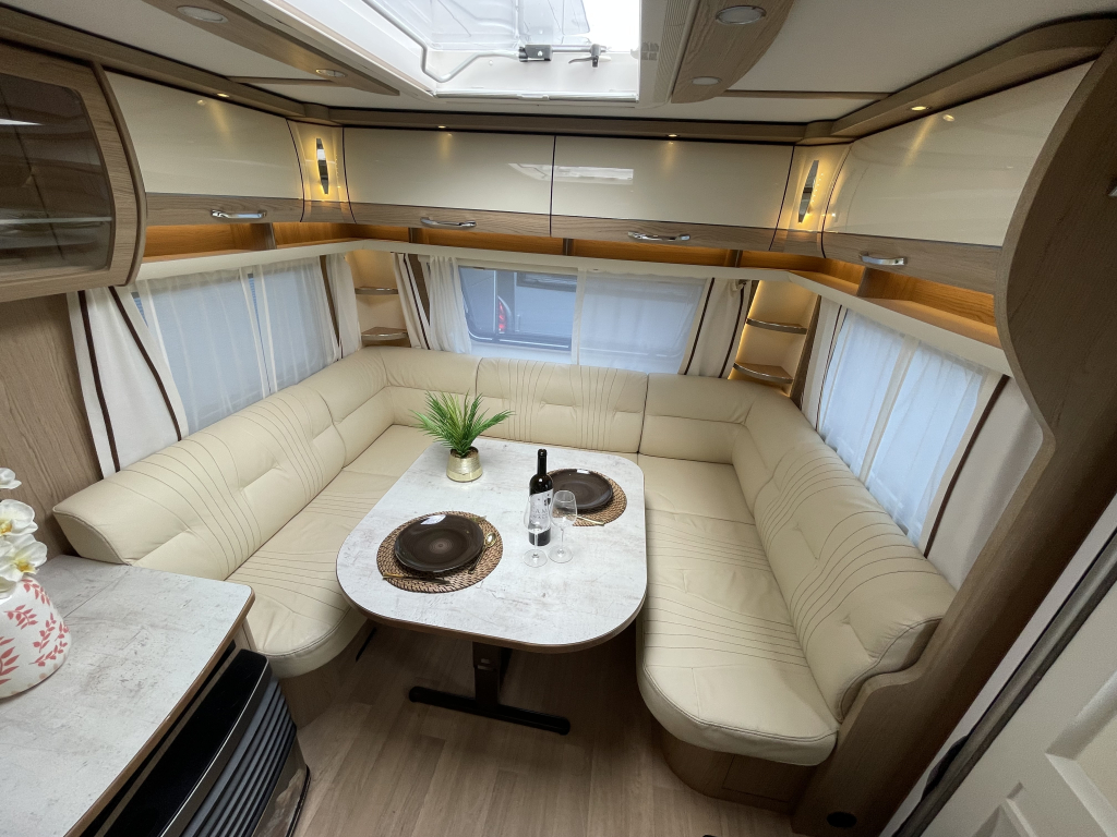 LMC Caravans Exquisite 685 VIP QUEENSBED + RONDZIT TANDEMASSER 2025 !