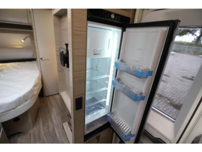 Fendt Bianco Activ 390 FHS Frans bed & hoge koelkast  foto: 14