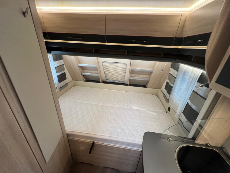 Hobby De Luxe Edition Silver 440 SF Mover, Fietsenrek, Luifel  foto: 2