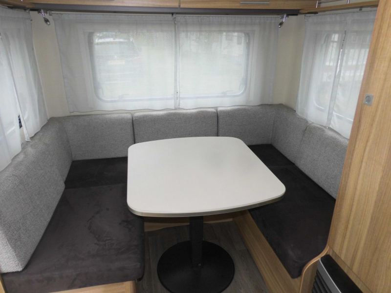 Caravelair Antares 440 Voortent, instapbeugel  foto: 2