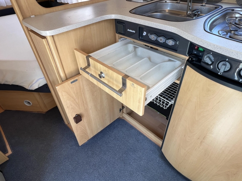 Dethleffs Camper 450 DB frans bed rondzit toilet  foto: 7