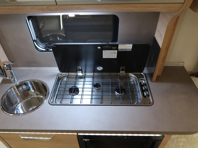 Knaus Sudwind Black Selection 450 FU FRANS BED / RONDZIT  foto: 13