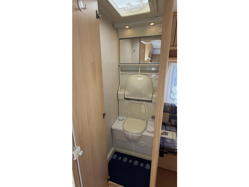Chateau Calista 390 TDZ treinzit vast bed toilet 