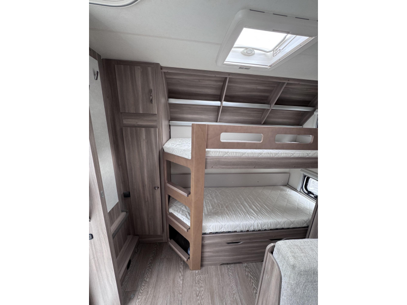 Hobby Excellent Edition 560 KMFE Voortent-mover 
