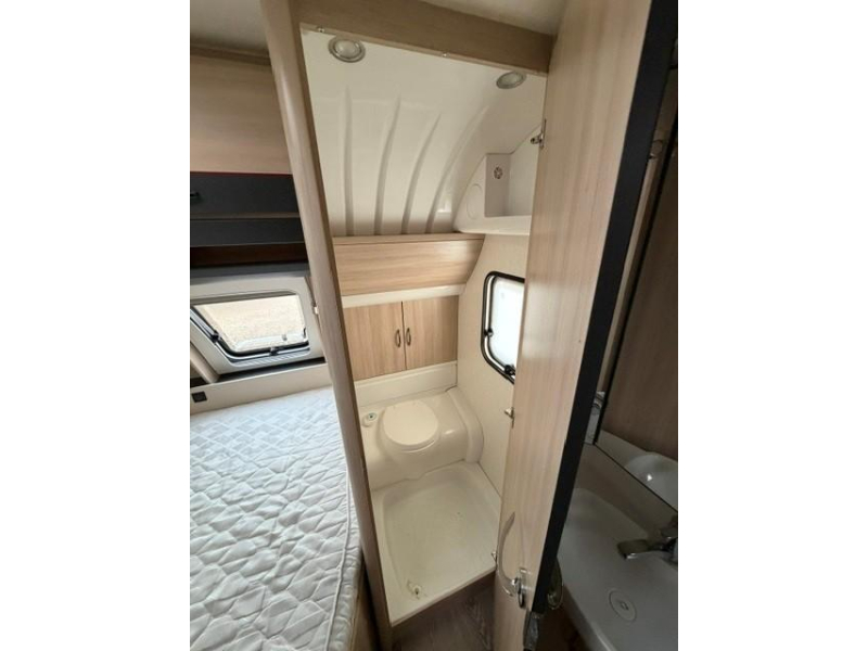 Hobby De Luxe Edition 560 KMFE stapelbed voortent mover  foto: 17