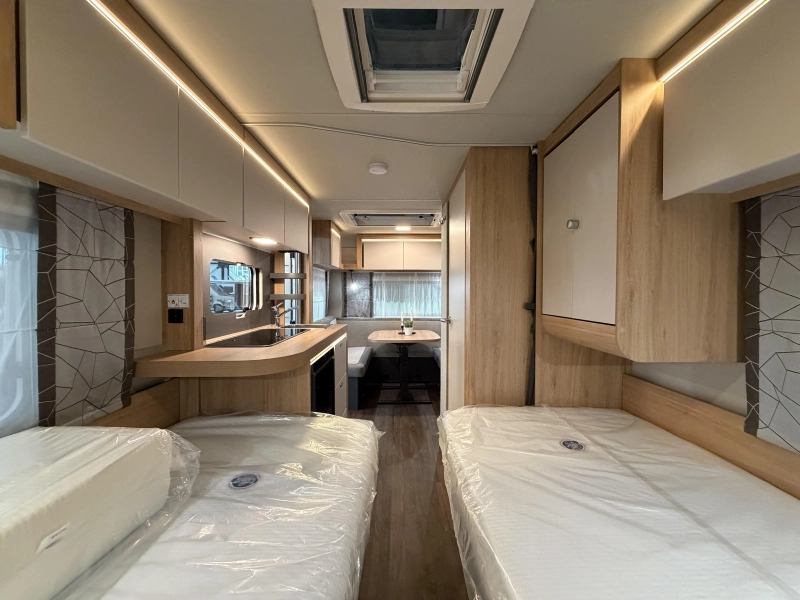 Knaus Sport 460 EU enkele bedden / dinette  foto: 12