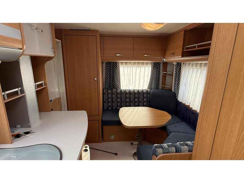 Knaus Sport 420 QD treinzit vast bed toilet 