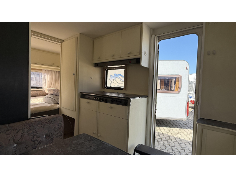 Dethleffs Camper 440 T treinzit vast bed toilet  foto: 6