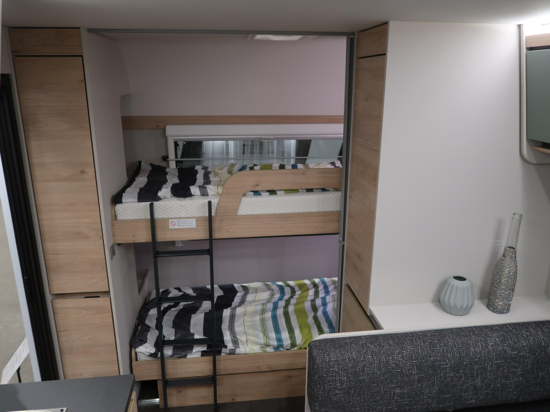 Dethleffs Camper 560 FMK STAPELBED EN RONDZIT!  foto: 13