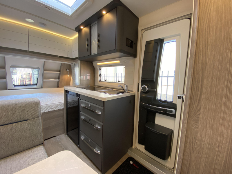 Hobby On Tour 390 SF Treinzit, dwars bed  foto: 14