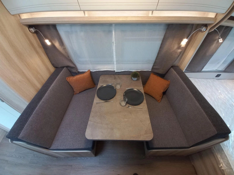 Hobby De Luxe 490 KMF 1800kg-vloerver-sfeerverl 