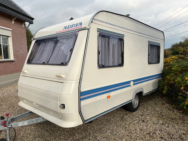 Adria 390 Ds 2 zitjes , 770 kg lichtgewicht, topstaat