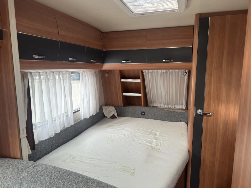 Hobby De Luxe 400 SFE mover - voortent - luifel  foto: 4
