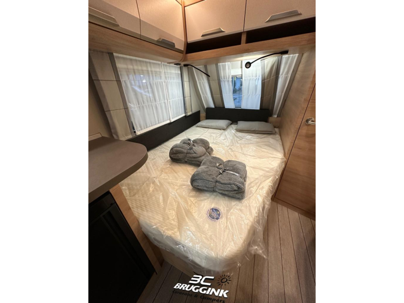 Knaus Sudwind 60 Years 450 FU FRANS BED EN RONDZIT 