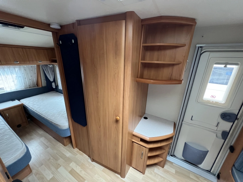 Hobby De luxe Easy 540 UL enkele Bedden Mover Airco  foto: 9