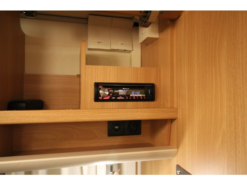 Knaus Sudwind Silver Selection 420 QD Mover Thule 6300 Voortent  foto: 16