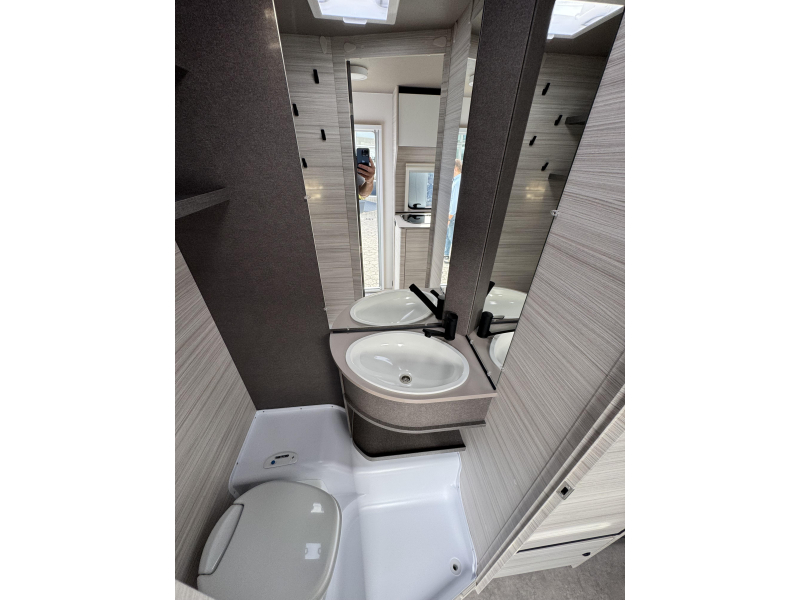 Dethleffs C'Joy 480 QLK Stapelbed met 3 bedden  foto: 12