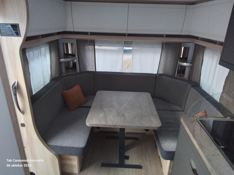 Hobby De Luxe 460 UFE Model 2027 frans bed 