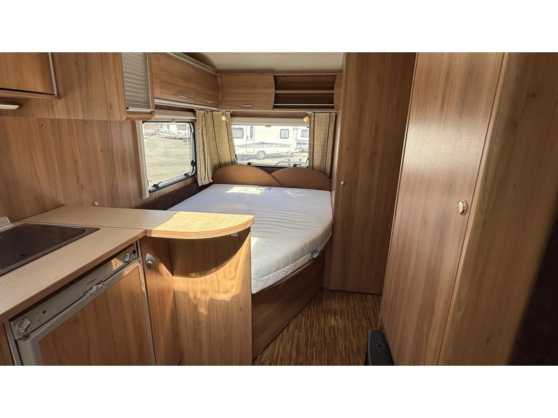 Bürstner Averso 460 TS frans bed rondzit toilet  foto: 2