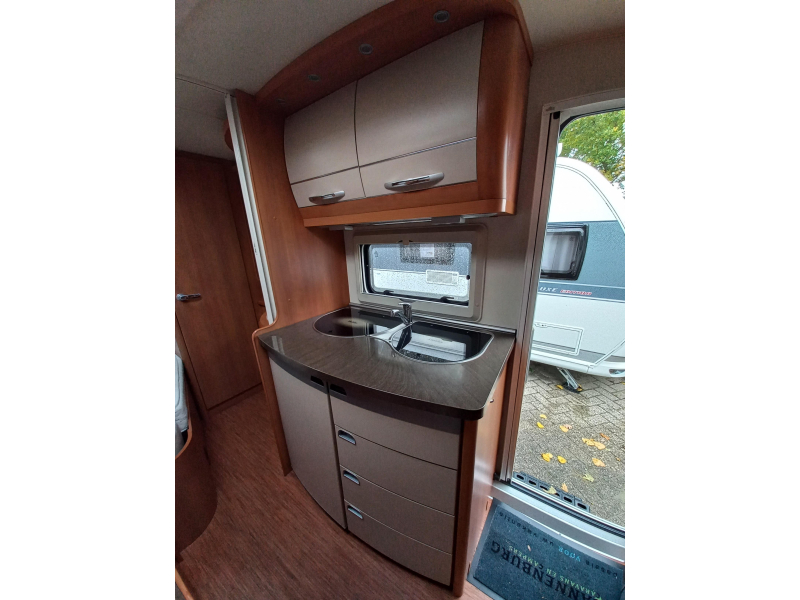Hobby Excellent 410 SFE voortent-mover-fietsd-etc  foto: 9