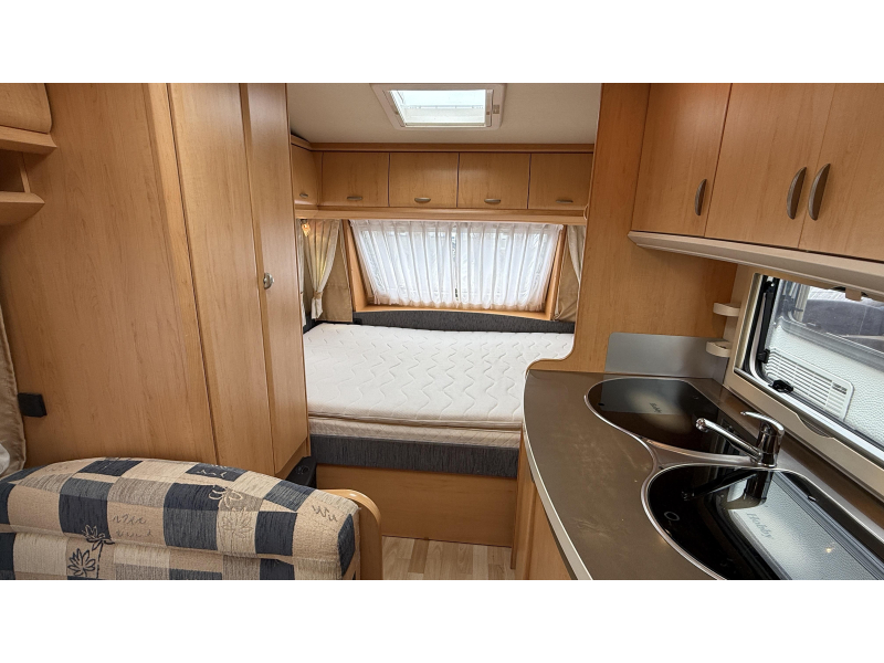 Hobby De Luxe 400 SF treinzit vast bed toilet 