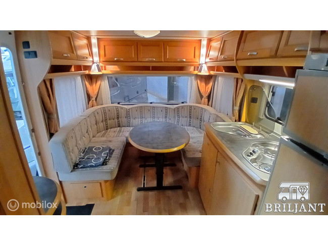 LMC 560K1 caravan.. enkelebedden/rondzit foto: 7