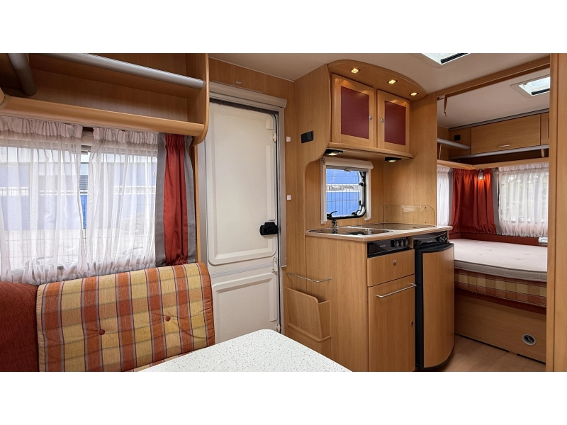 Dethleffs Summer Edition 430 DB vast bed rondzit toilet  foto: 6