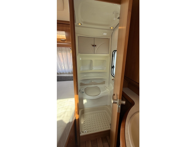 Hobby Excellent 410 SFE frans bed treinzit toilet  foto: 12