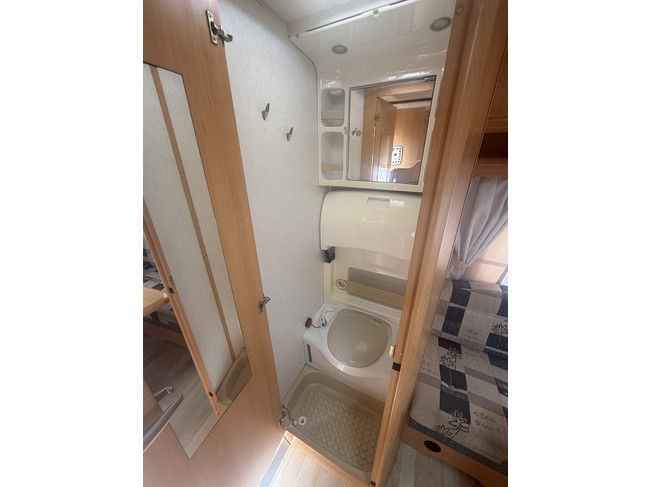 Hobby de luxe 400 SF dwarsbed 4 slaapplaatsen voortent mover hordeur kachel truma toilet foto: 10