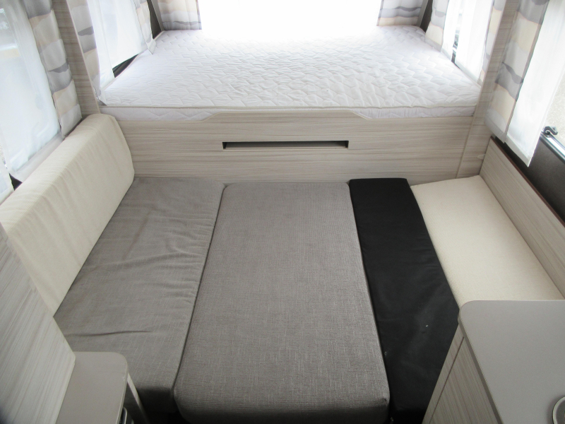 Dethleffs C'Joy 480 QLK GEZINS CARAVAN, VOORTENT  foto: 8