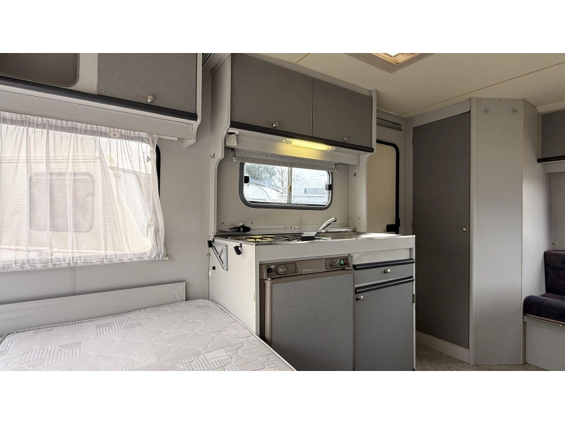 Beyerland Sprinter 430 TM treinzit vast bed toilet  foto: 6