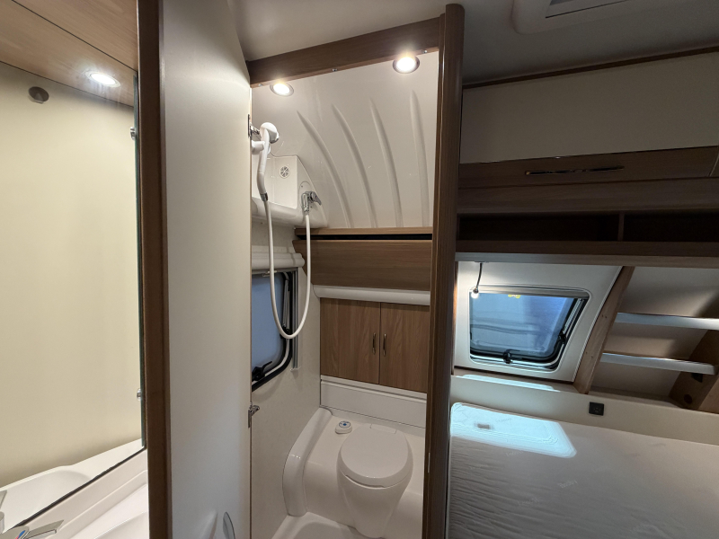 Hobby De Luxe 460 UFE Mover / Cassetteluifel  foto: 20