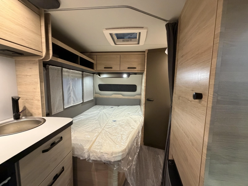 Weinsberg CaraOne Edition HOT 450 FU fransbed / rondzit  foto: 7