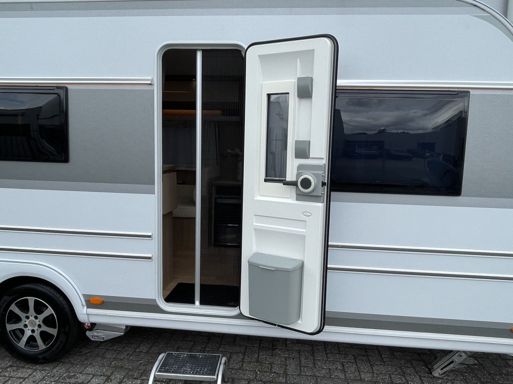 LMC Caravans Exquisite 685 VIP QUEENSBED + RONDZIT TANDEMASSER 2025 !