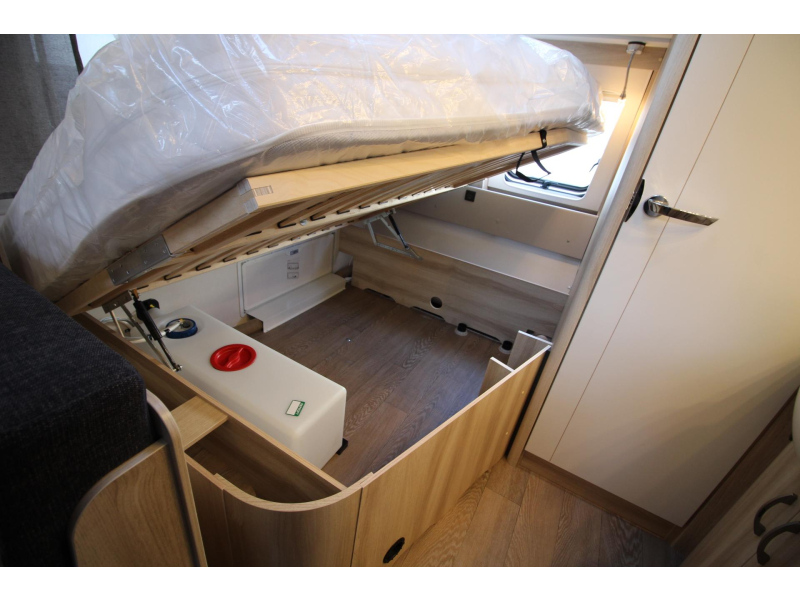 Hobby De Luxe 400 SFE Frans bed & hoge koelkast  foto: 17