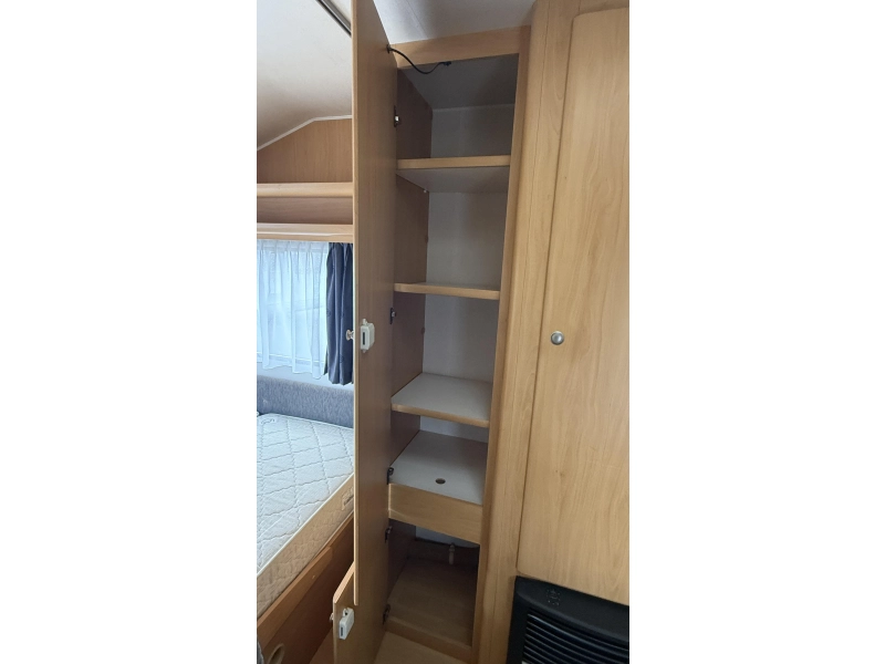 Beyerland Vitesse 460 MD eindkeuken zit vast bed  foto: 11